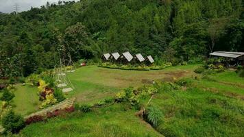 Bandung junio 12 2022. aéreo ver de público parque y tradicional hotel en sierras, en Bandung ciudad, Oeste Java - Indonesia. video