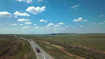 Autoroute dans le steppe avec qui passe camions, aérien vue video