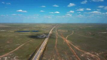 Autoroute dans le steppe avec qui passe camions, aérien vue video