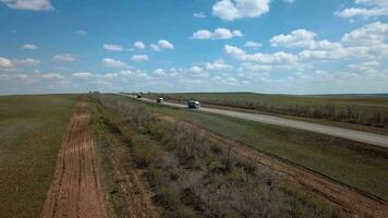 snelweg in de steppe met voorbijgaan vrachtwagens, antenne visie video