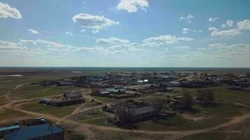 klein Dorf im das Steppen von Kasachstan, Antenne Aussicht video