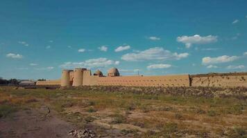 aéreo ver de el antiguo ciudad de Turkestán, Kazajstán video