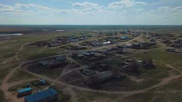 petit village dans le steppes de kazakhstan, aérien vue video