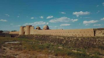 aéreo ver de el antiguo ciudad de Turkestán, Kazajstán video