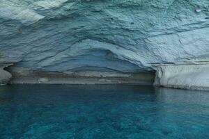 paisaje de las montañas de roca natural de turquía sobre el agua azul del mar foto