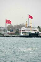 Estanbul, Turquía 12 enero 2023, transbordador vela en el bósforo río foto