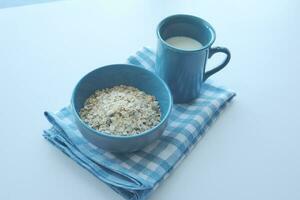 maíz copos y Leche para Mañana desayuno en mesa . foto