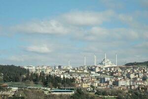 alto ángulo ver de camlica mezquita y Estanbul ciudad foto