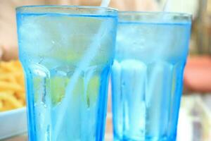 suave bebidas en un vaso con hielo cubo foto