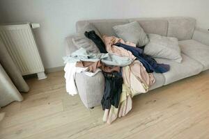 sucio ropa en sofá a hogar foto