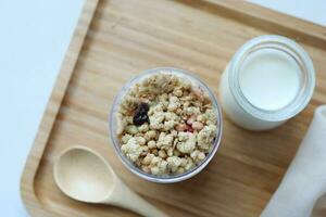 granola musli y vaso de leche en la mesa foto