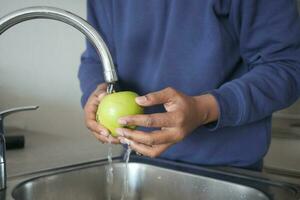 Fresco manzana Lavado con mano. foto