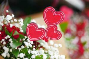 rojo Rosa ramo de flores y corazón forma símbolo para regalo . foto
