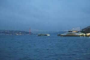 Estanbul, Turquía 12 enero 2023, transbordador vela en el bósforo río foto