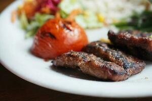 brocheta, tradicional turco carne comida con ensalada en un plato foto