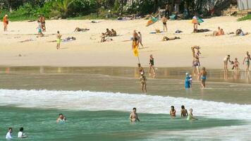 phuket, tailândia, 15 de novembro de 2017 - as pessoas relaxam na praia de nai harn. esta é uma das praias mais populares entre os turistas em phuket video