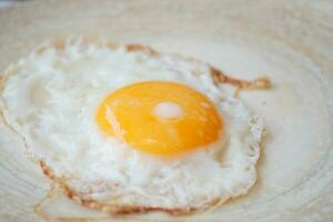 huevos fritos en el plato de cerca, foto