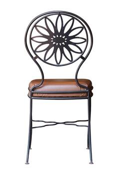 espalda ver de negro metal silla con cuero asiento aislado en blanco antecedentes con recorte camino foto