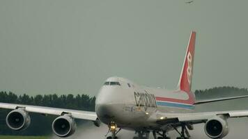 Ámsterdam, el Países Bajos julio 24, 2017 - cargolux boeing 747 lx vcc vuelo clx779 a Luxemburgo lux acelerar y salida a polderbaan 36l, lluvioso clima, barco aeropuerto, Ámsterdam, Holanda video