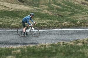 hombre montando bicicleta en montaña la carretera foto