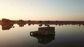 aéreo Visão 4k zangão do santuários e templos às gata sisar lago, jaisalmer, Índia - rajastão. video