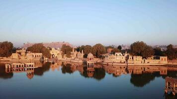 aérien vue 4k drone de sanctuaires et les temples à gad sisar lac, jaisalmer, Inde - rajasthan. video