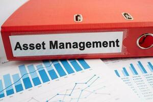 gestión de activos. negocio de informe de finanzas de datos de carpeta con análisis gráfico en la oficina. foto