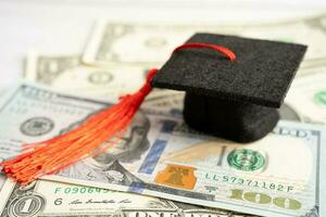 Sombrero de brecha de graduación en billetes de euro y dólar estadounidense, concepto de enseñanza de aprendizaje de tarifa de estudio de educación. foto