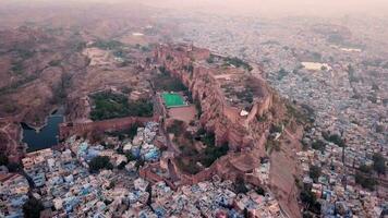 Antenne Aussicht Drohne 4k von Blau Stadt und mehrangarh Fort im Jodhpur, Rajasthan, Indien. video