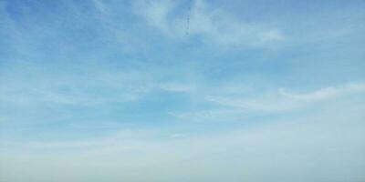 azul cielo con blanco nubes naturaleza antecedentes. Copiar espacio para texto. foto