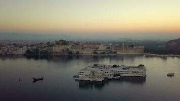 aéreo Visão zangão 4k do lago pichola e cidade Palácio, udaipur, rajastão, Índia video