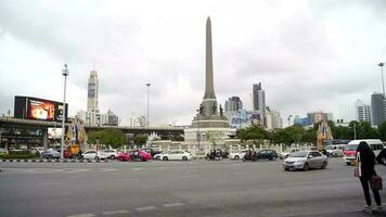 langzaam beweging zwaar verkeer in de centrum van Bangkok in de omgeving van zege monument in Bangkok, Thailand video