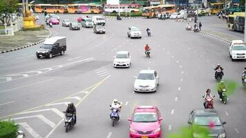 lento movimento pesante traffico nel il centro di bangkok in giro vittoria monumento nel bangkok, Tailandia video