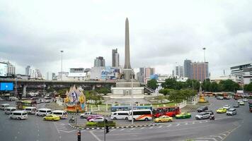 lento movimento pesado tráfego dentro a Centro do Bangkok por aí vitória monumento dentro Bangkok, Tailândia video