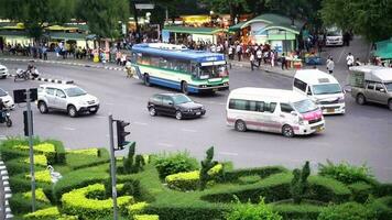 lento movimento pesante traffico nel il centro di bangkok in giro vittoria monumento nel bangkok, Tailandia video