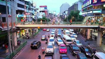 schleppend Bewegung schwer der Verkehr im das Center von Bangkok um Sieg Monument im Bangkok, Thailand video