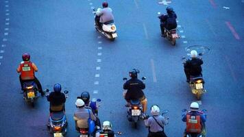 långsam rörelse tung trafik i de Centrum av bangkok runt om seger monument i Bangkok, thailand video