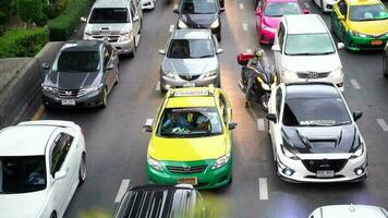 langzaam beweging zwaar verkeer in de centrum van Bangkok in de omgeving van zege monument in Bangkok, Thailand video