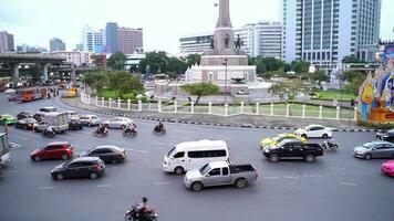 lento movimiento pesado tráfico en el centrar de Bangkok alrededor victoria Monumento en bangkok, Tailandia video