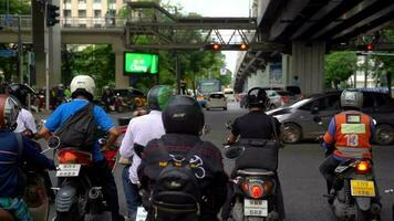 långsam rörelse tung trafik i de Centrum av bangkok runt om seger monument i Bangkok, thailand video