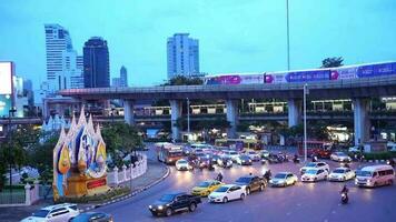 lento movimento pesado tráfego dentro a Centro do Bangkok por aí vitória monumento dentro Bangkok, Tailândia video