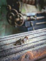 antiguo oxidado máquinas en un abandonado fábrica. foto