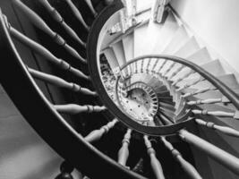 redondo escalera en un antiguo abandonado casa. foto