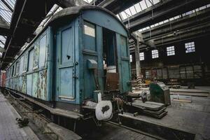 antiguo almacén con abandonado trenes algun lado en Bélgica, urbex. foto