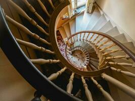 redondo escalera en un antiguo abandonado casa. foto