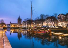 temprano Mañana amanecer en el ciudad centrar de zierikzee, zelanda, el Países Bajos. foto