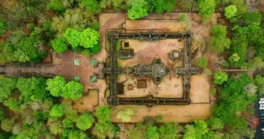 un aérien vue de le prasat hin phanome échelon, le plus célèbre touristique attraction dans buriram, Thaïlande video