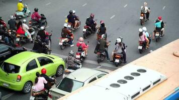 langzaam beweging zwaar verkeer in de centrum van Bangkok in de omgeving van zege monument in Bangkok, Thailand video