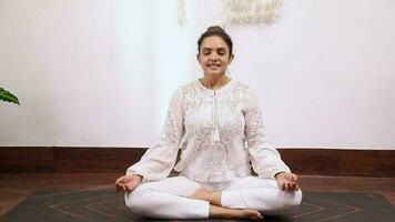 Video of woman performing Sedanta Pranayama