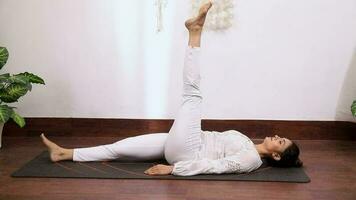 vídeo do mulher realizando uttanpadasana ioga pose video
